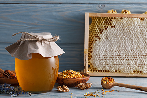 Honey jar with honeycombs and pollen