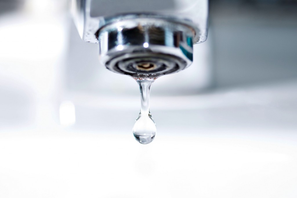 drop of water from the tap Wassertropfen aus Wasserhahn